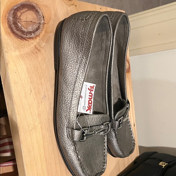 AEROSOLES Women's Metallic Loafers - Picture 4 of 5